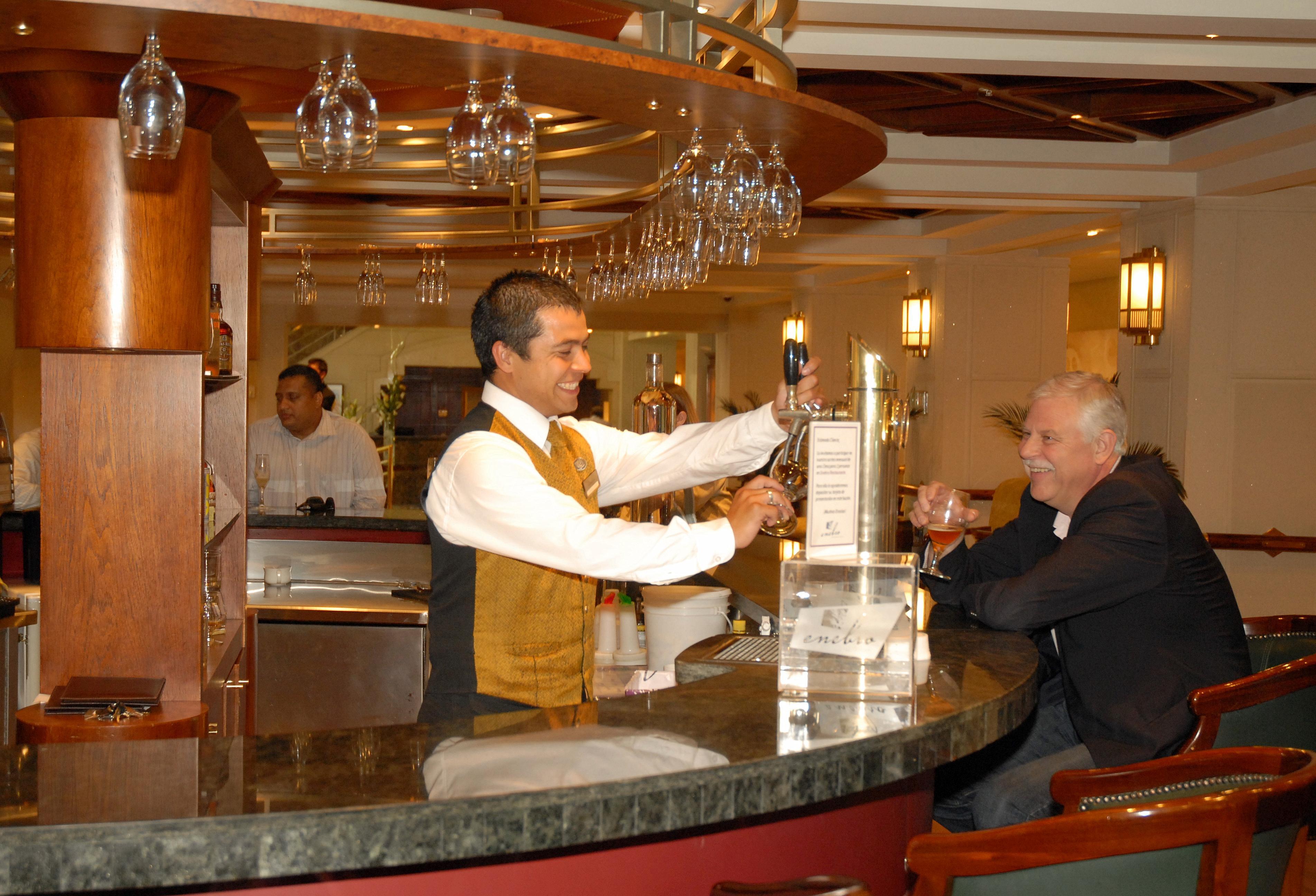 Plaza El Bosque Ebro Hotel Сантяго Екстериор снимка A bartender at work