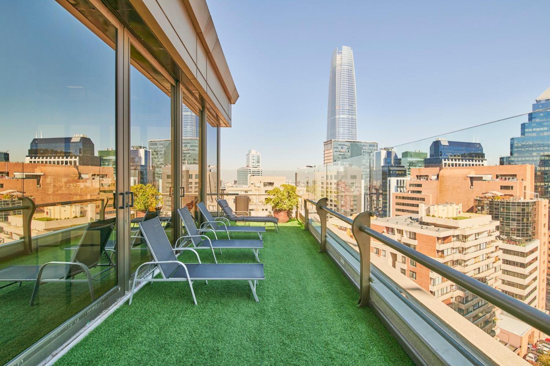 Plaza El Bosque Ebro Hotel Сантяго Екстериор снимка Artificial grass on a balcony