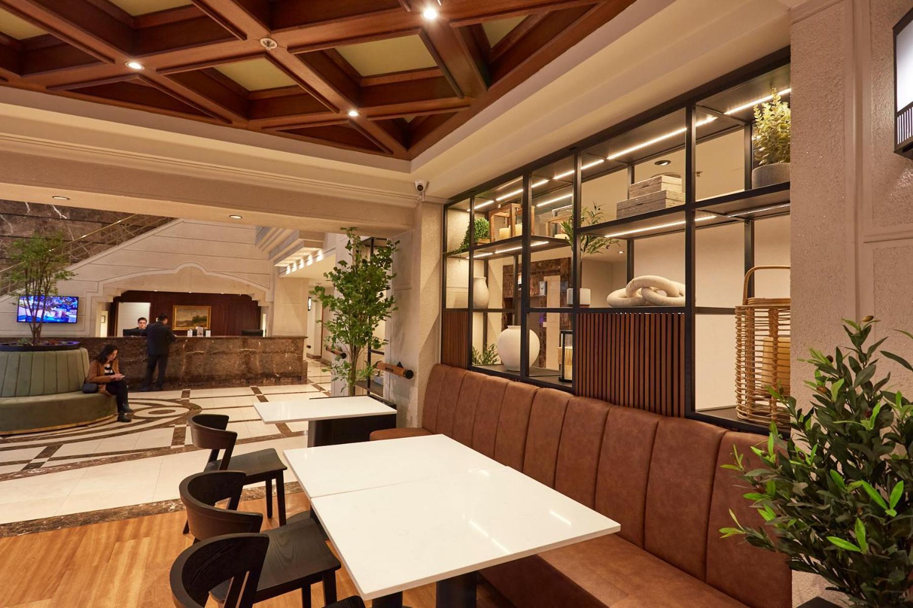Plaza El Bosque Ebro Hotel Сантяго Екстериор снимка The interior of the lounge