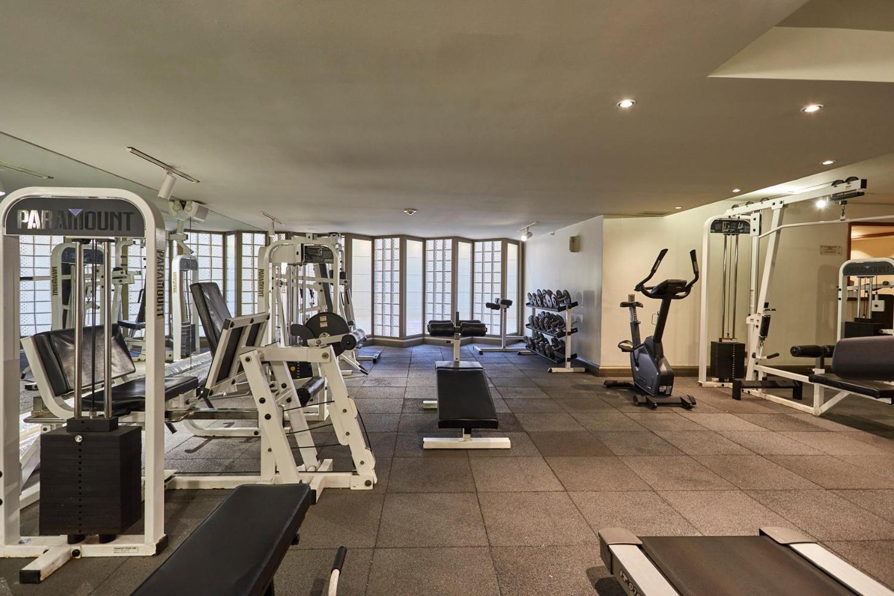 Plaza El Bosque Ebro Hotel Сантяго Екстериор снимка The gym at the hotel