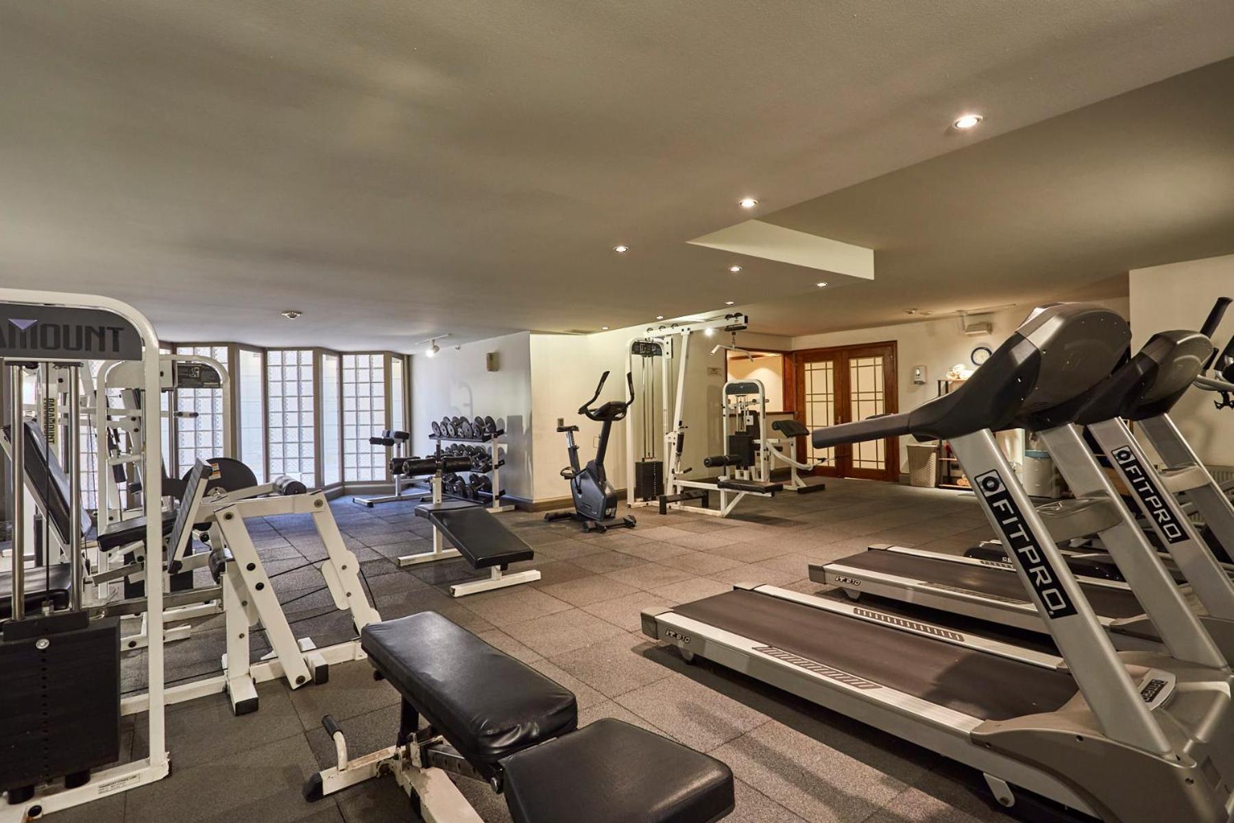 Plaza El Bosque Ebro Hotel Сантяго Екстериор снимка The gym at the hotel