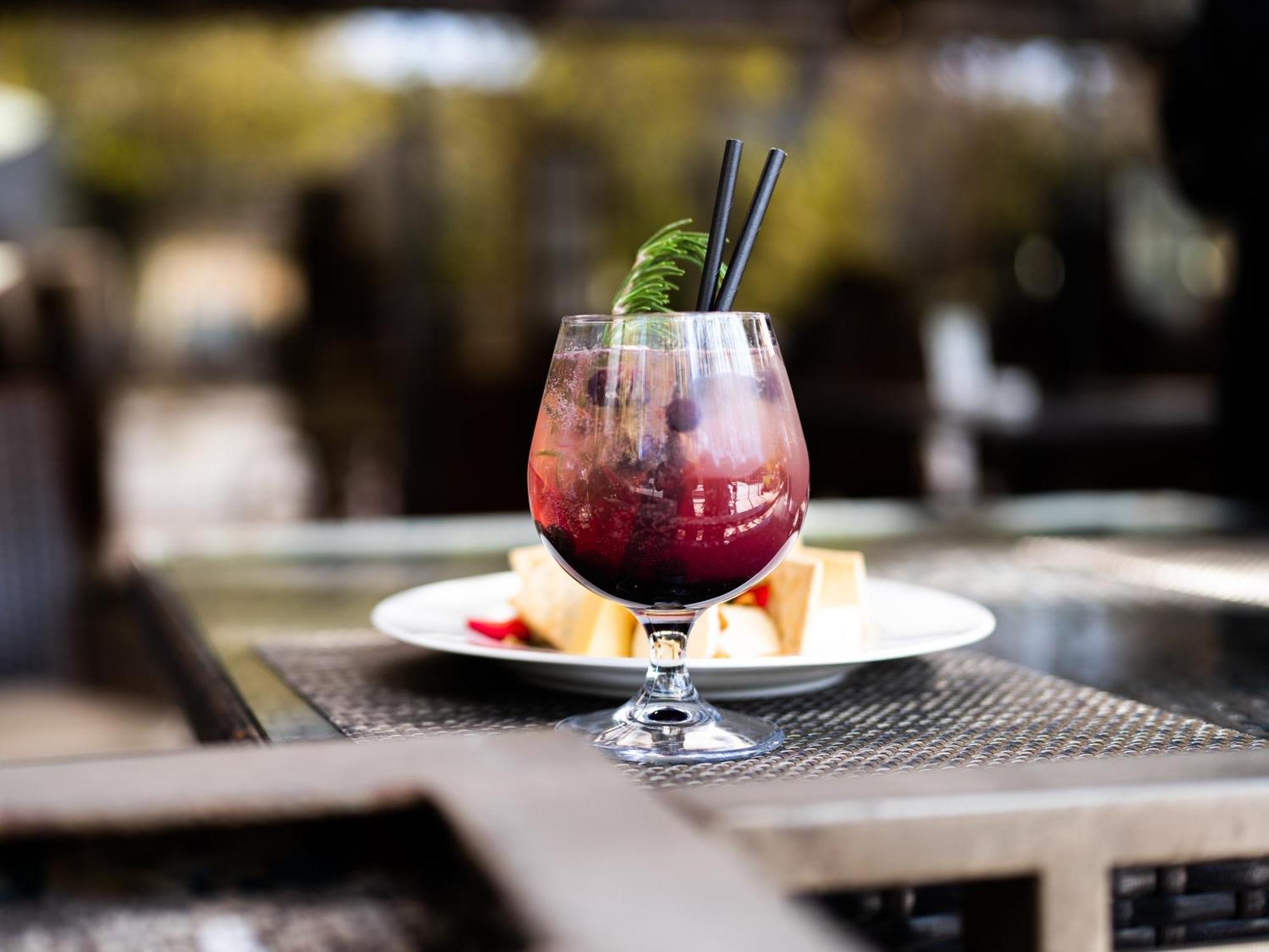 Plaza El Bosque Ebro Hotel Сантяго Екстериор снимка A blackberry bramble cocktail