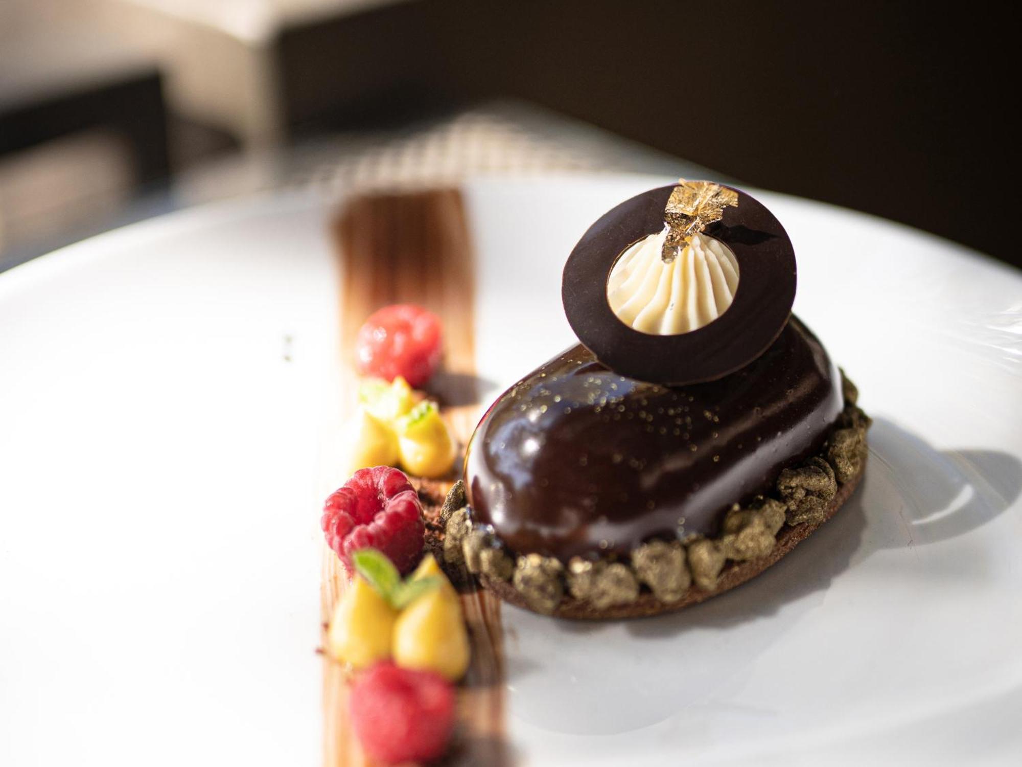 Plaza El Bosque Ebro Hotel Сантяго Екстериор снимка A chocolate dessert