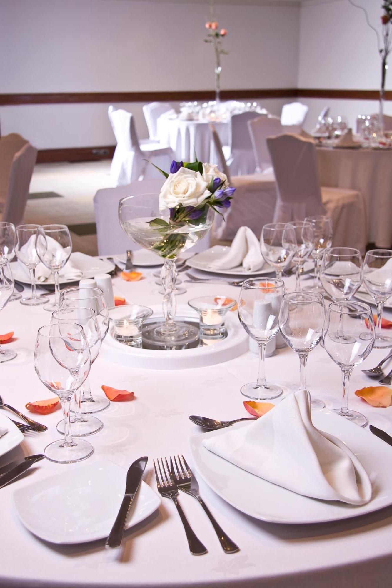 Plaza El Bosque Ebro Hotel Сантяго Екстериор снимка A table set for a formal dinner